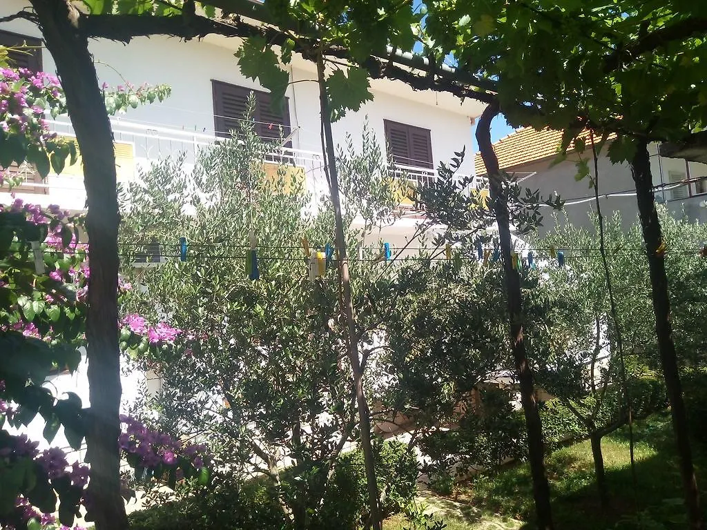 Bond With Private Parking Apartment Zadar