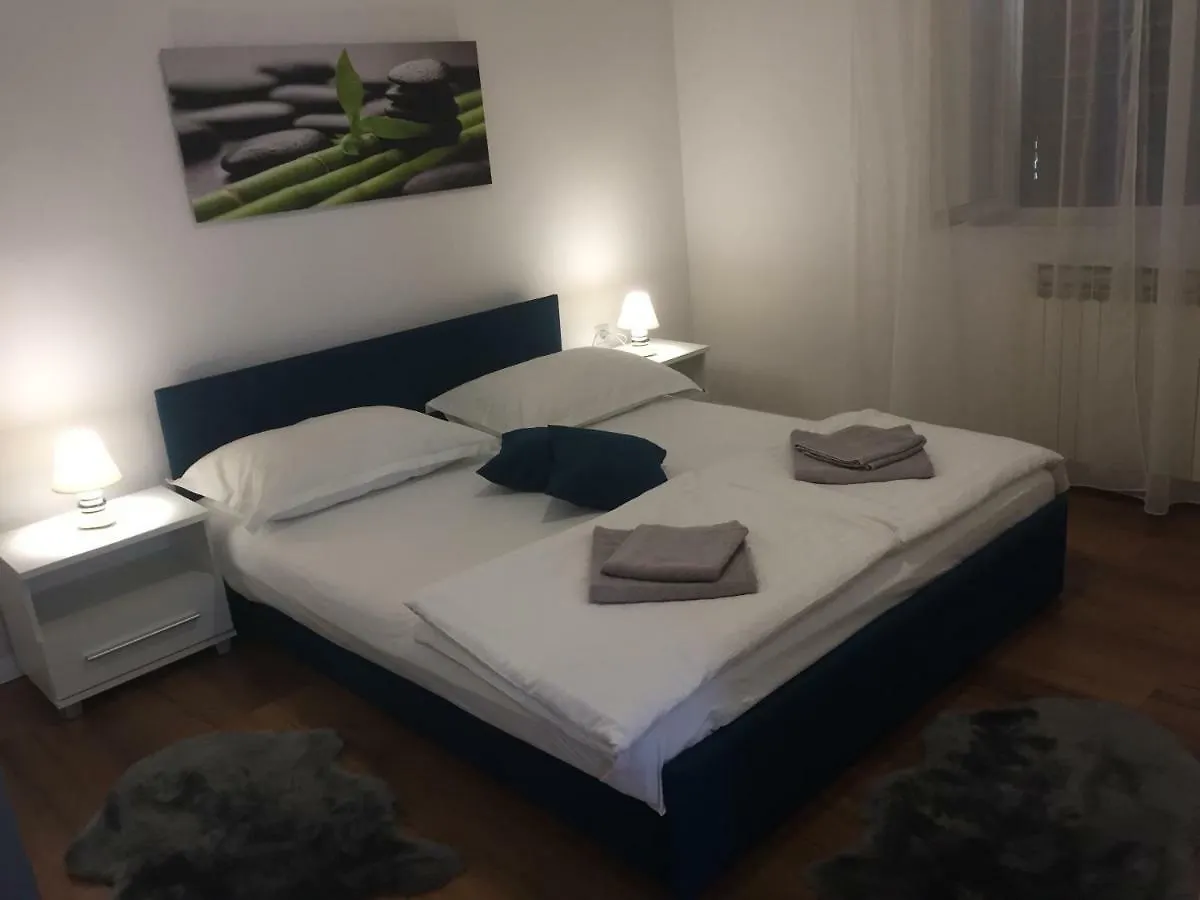 Bond With Private Parking Apartment Zadar