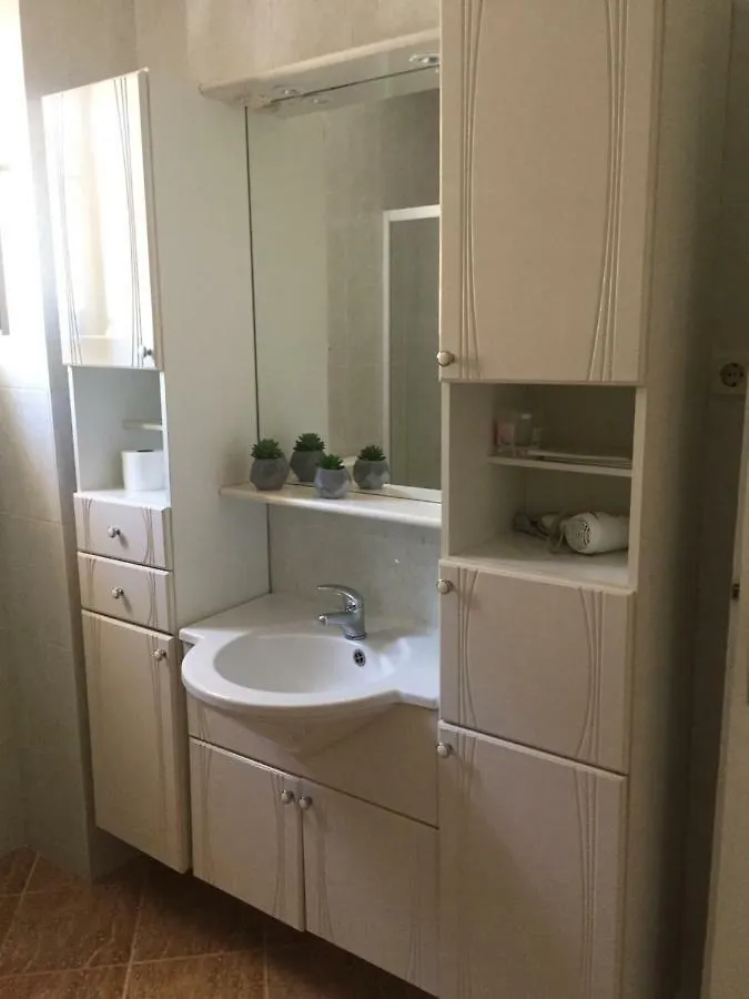 Bond With Private Parking Apartment Zadar