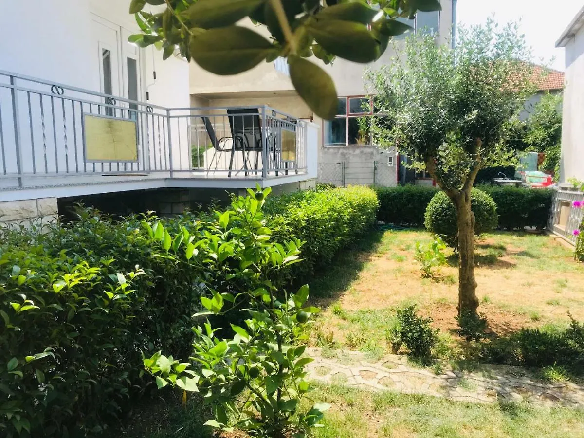Bond With Private Parking Apartment Zadar