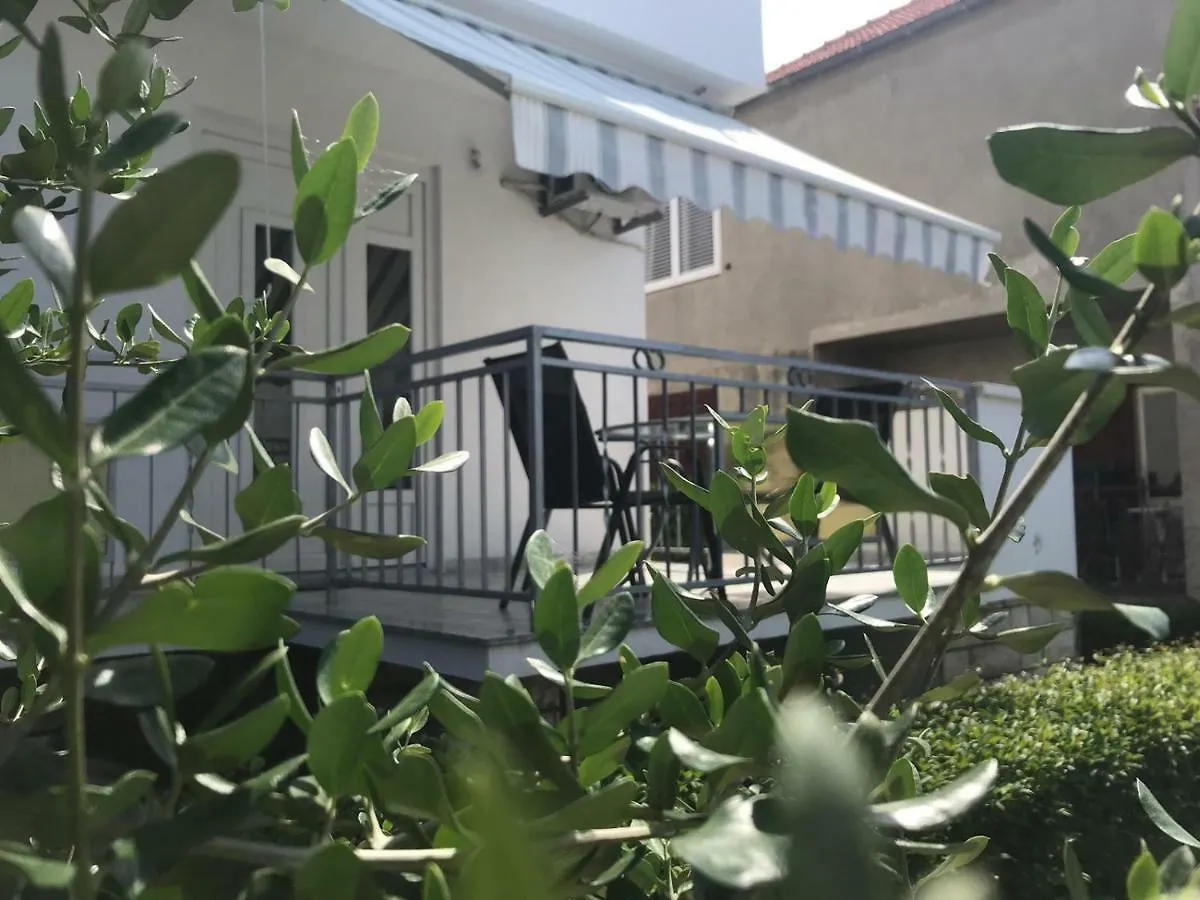 Bond With Private Parking Apartment Zadar