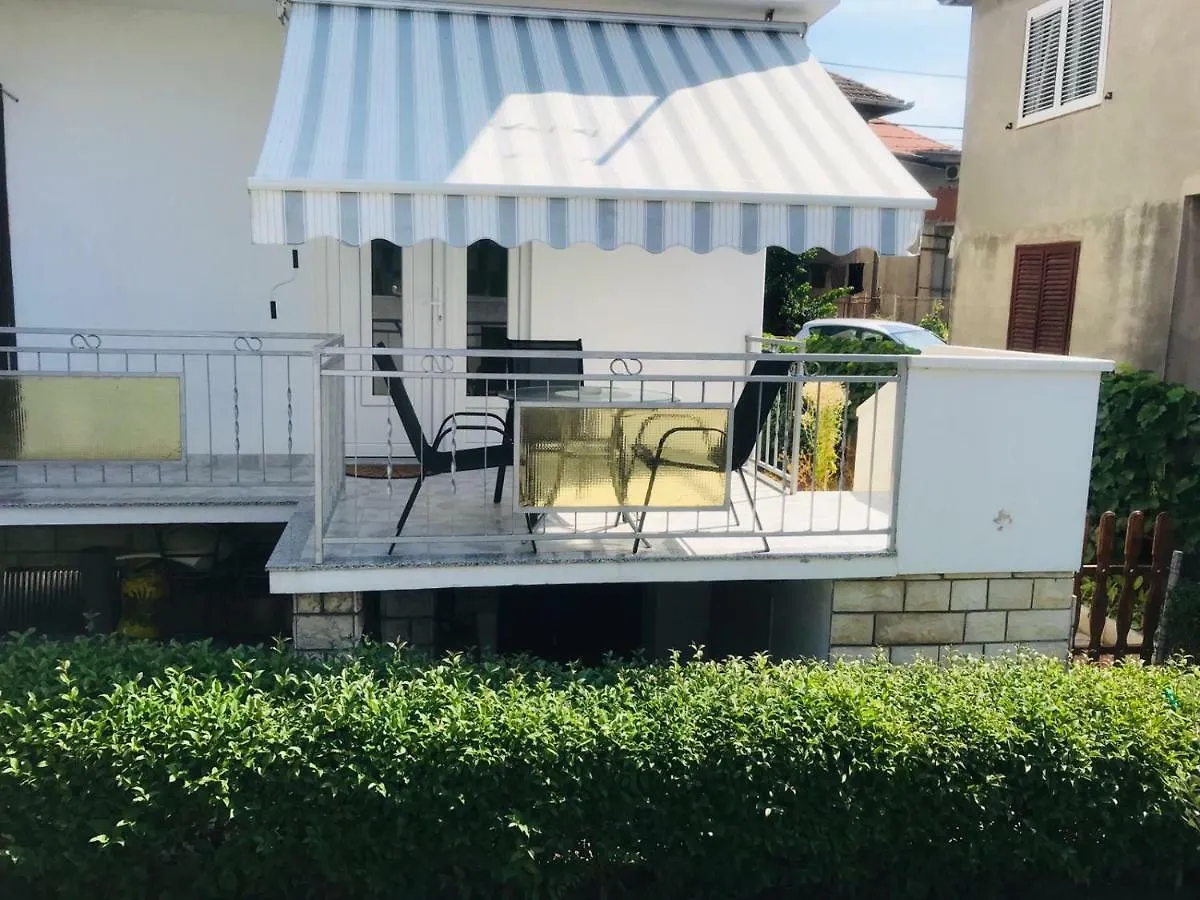 Bond With Private Parking Apartment Zadar